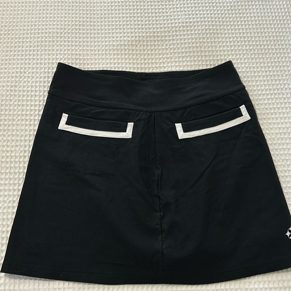 Golf Skirt in black with white trim on pockets